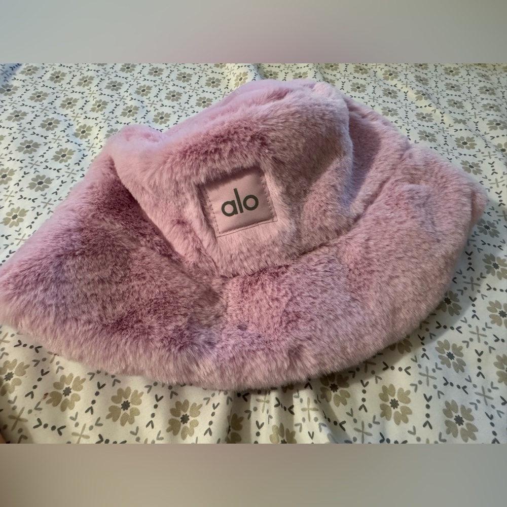 NWOT Alo Faux Fur Bucket Hat - Sugarplum Pink